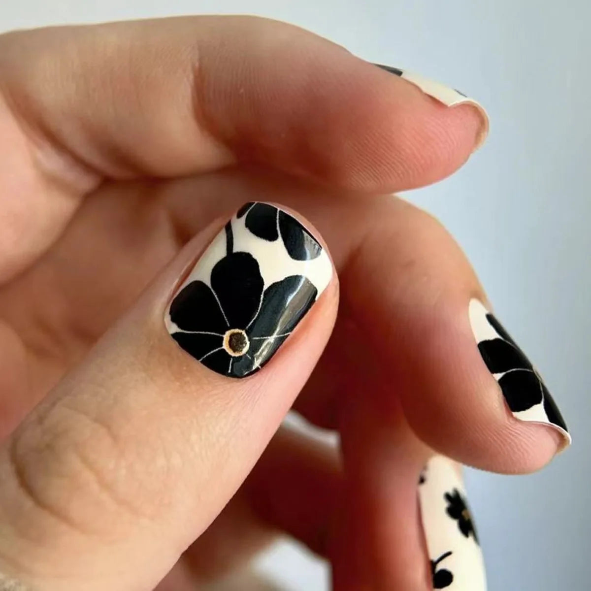 24pcs/set short square fake nails for women girls faux ongles fashion glitter geometric flowers design press on false nail kit